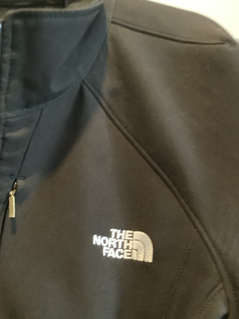 The North Face women’s Black Lightweight Softshell Jacket - Picture 3 of 8